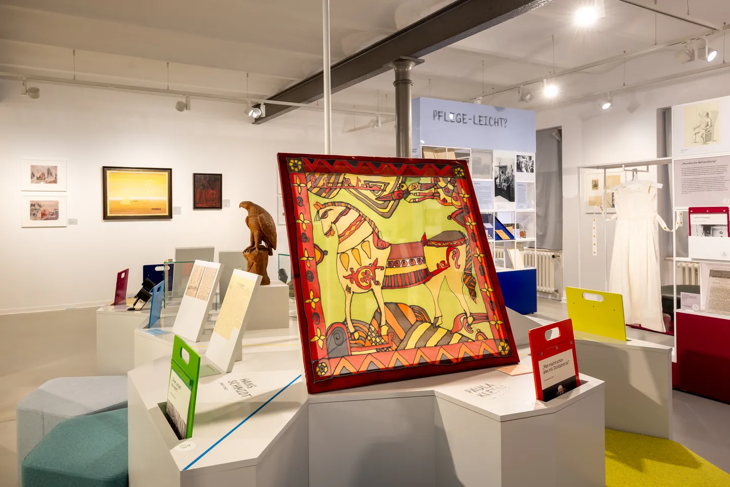 Bücher, Broschuren und Bilder in der Ausstellung